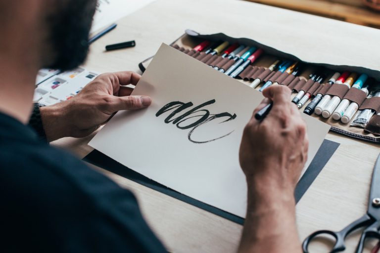 El arte de sintetizar el alma de una empresa: cuando los grandes maestros diseñaron marcas